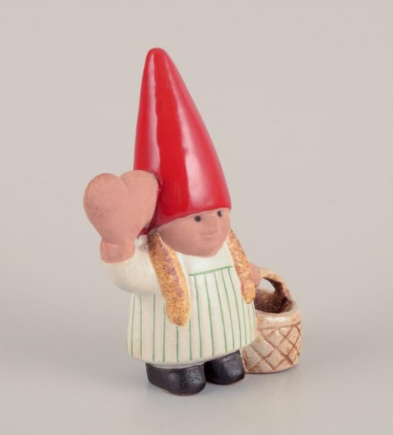 Scandinavo moderno Lisa Larson per Gustavsberg. Ragazza elfo con cestino intrecciato e cuore di miele. in vendita