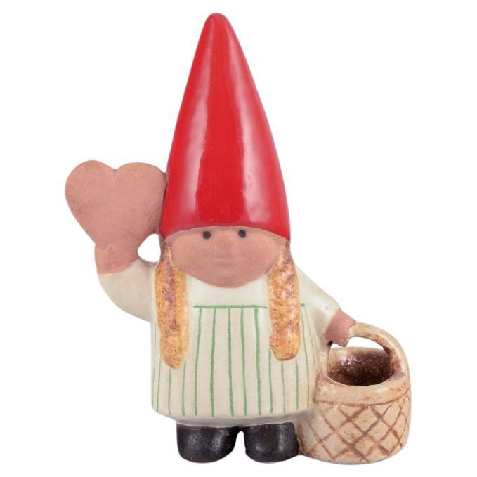 Lisa Larson per Gustavsberg. Ragazza elfo con cestino intrecciato e cuore di miele. in vendita