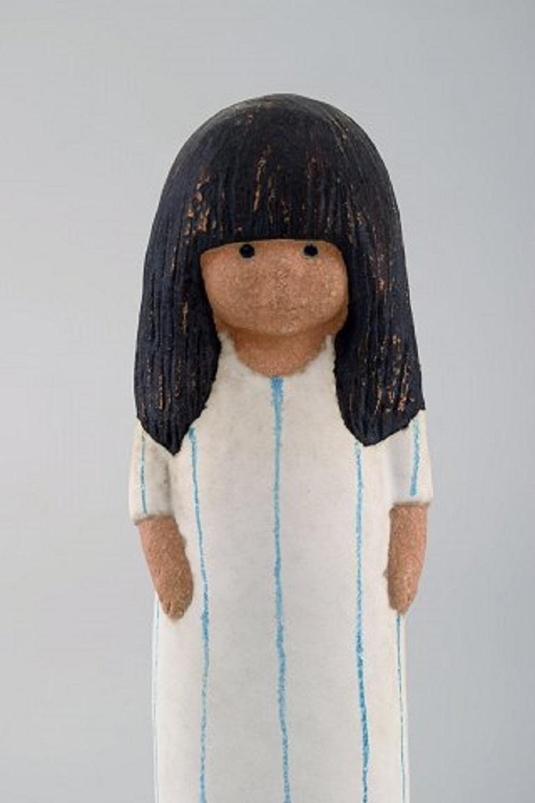 Lisa Larson für Gustavsberg. Mädchen aus glasierter Keramik. Datiert 1993.
Maße: 16 x 6 cm.
In sehr gutem Zustand.
Gestempelt.
 