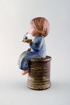 Lisa Larson per Gustavsberg, Ragazza con fiori in ceramica smaltata, XX secolo