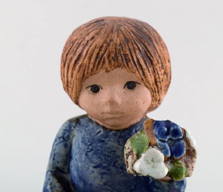 Suédois Lisa Larson pour Gustavsberg:: Fille avec fleurs en céramique émaillée:: 20e siècle en vente