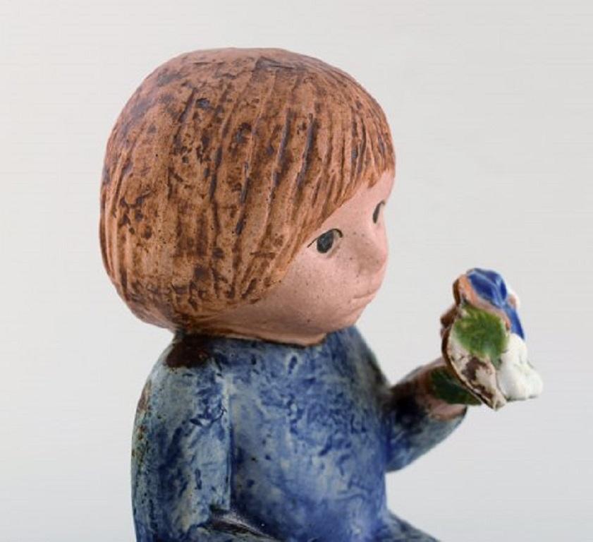 20ième siècle Lisa Larson pour Gustavsberg, Fille avec des fleurs en céramique émaillée, 20e siècle en vente