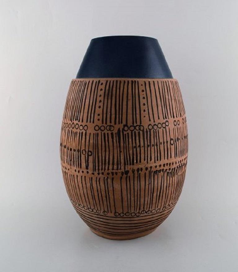 Lisa Larson für Gustavsberg. Riesige Granada-Keramikvase im modernistischen Design, 1960er-1970er Jahre.
In sehr gutem Zustand.
Gestempelt.
Maße: 37.5 x 26 cm.









  