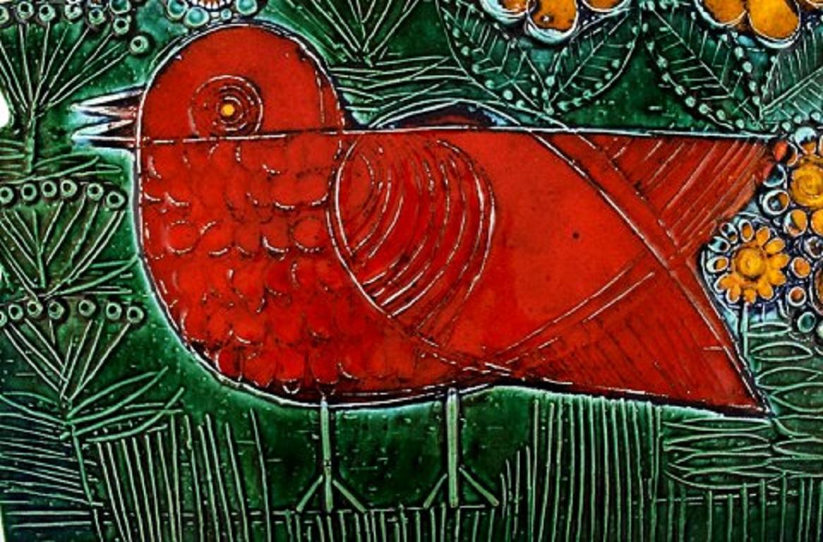 Lisa Larson for Gustavsberg. Large and rare wall decoration. Red bird on a green background, 1960s.
In very good condition.
Stamped.
Measures: 42 x 31.5 cm.