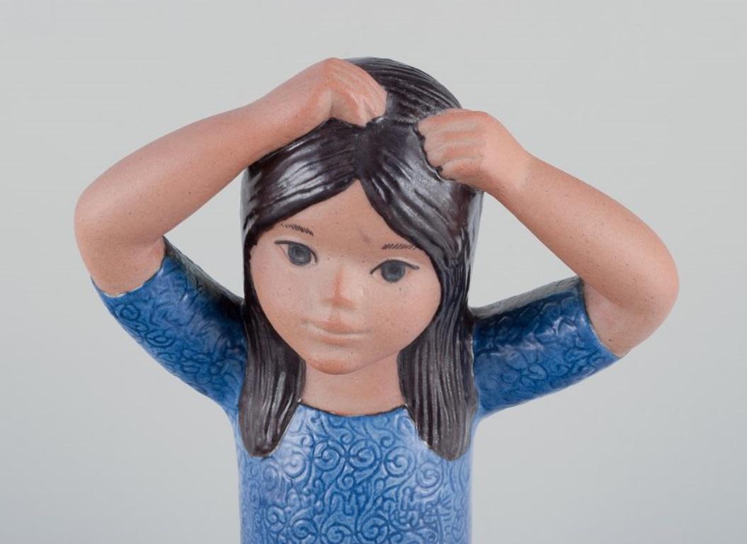 Scandinavo moderno Lisa Larson per Gustavsberg. Grande e rara statuetta di una ragazza tailandese (