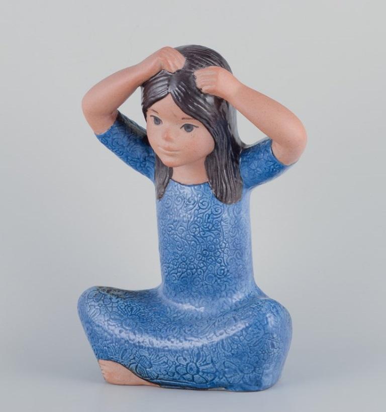 Lisa Larson per Gustavsberg. Grande e rara statuetta di una ragazza tailandese (