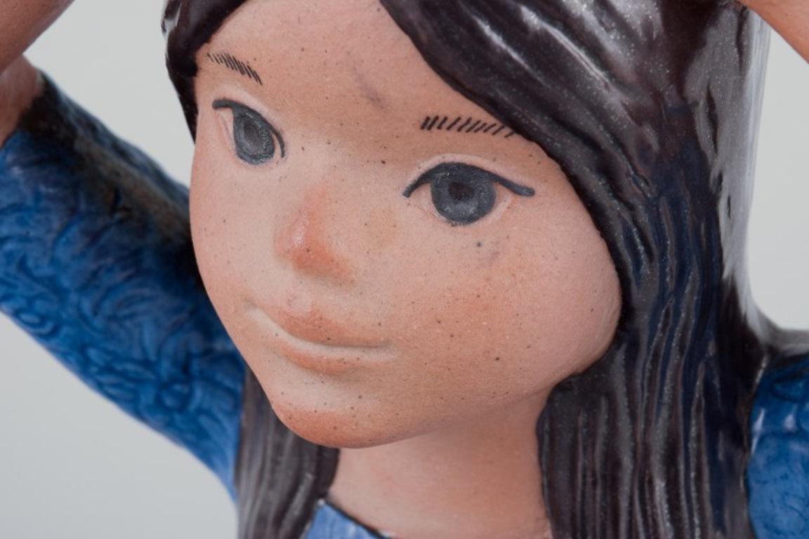 XX secolo Lisa Larson per Gustavsberg. Grande e rara statuetta di una ragazza tailandese (