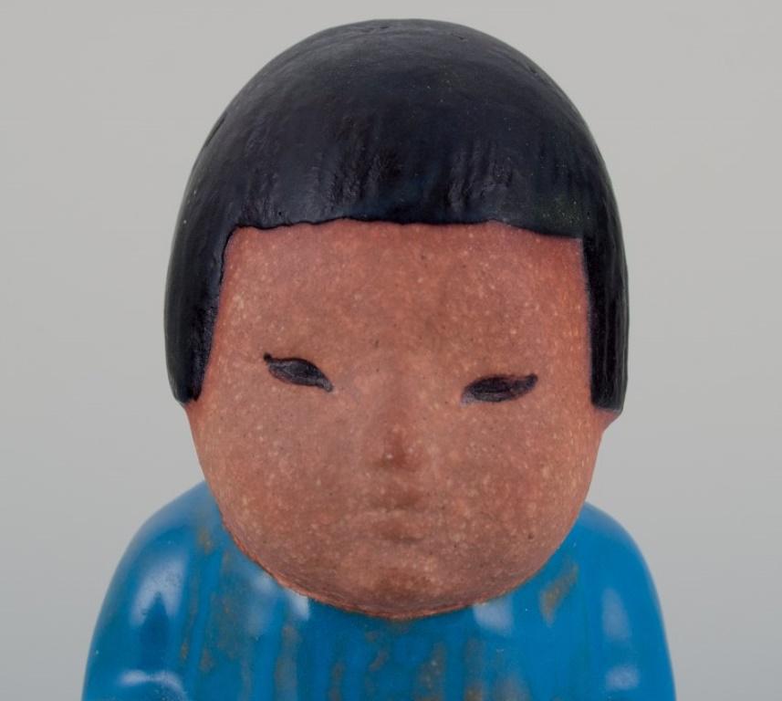 Lisa Larson für Gustavsberg. Keramikfigur „Mei“ aus „Children of the World“ (Glasiert) im Angebot