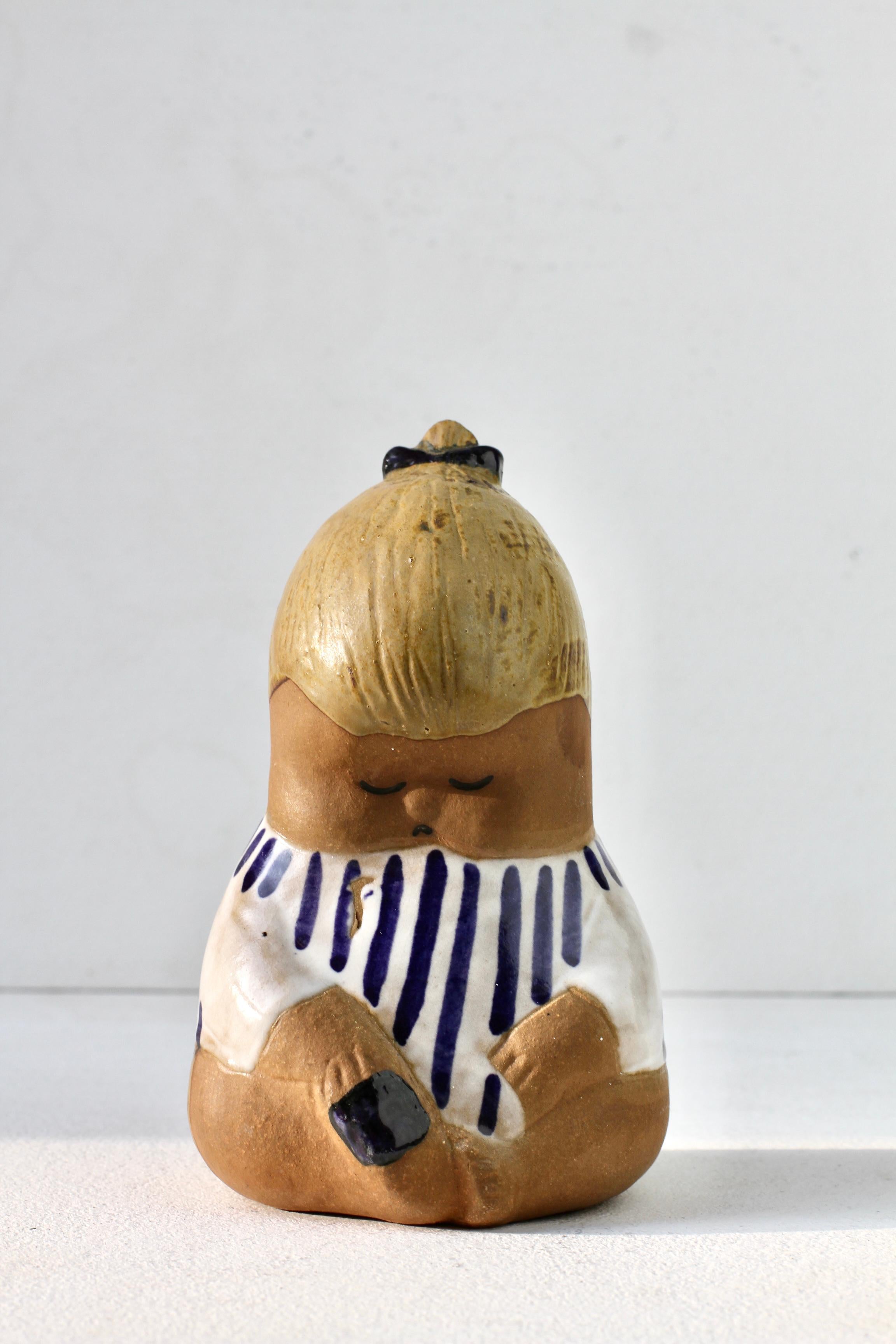 Rara, firmada y encantadora figurita vintage de cerámica sueca moderna de Studio Pottery de mediados de siglo, 