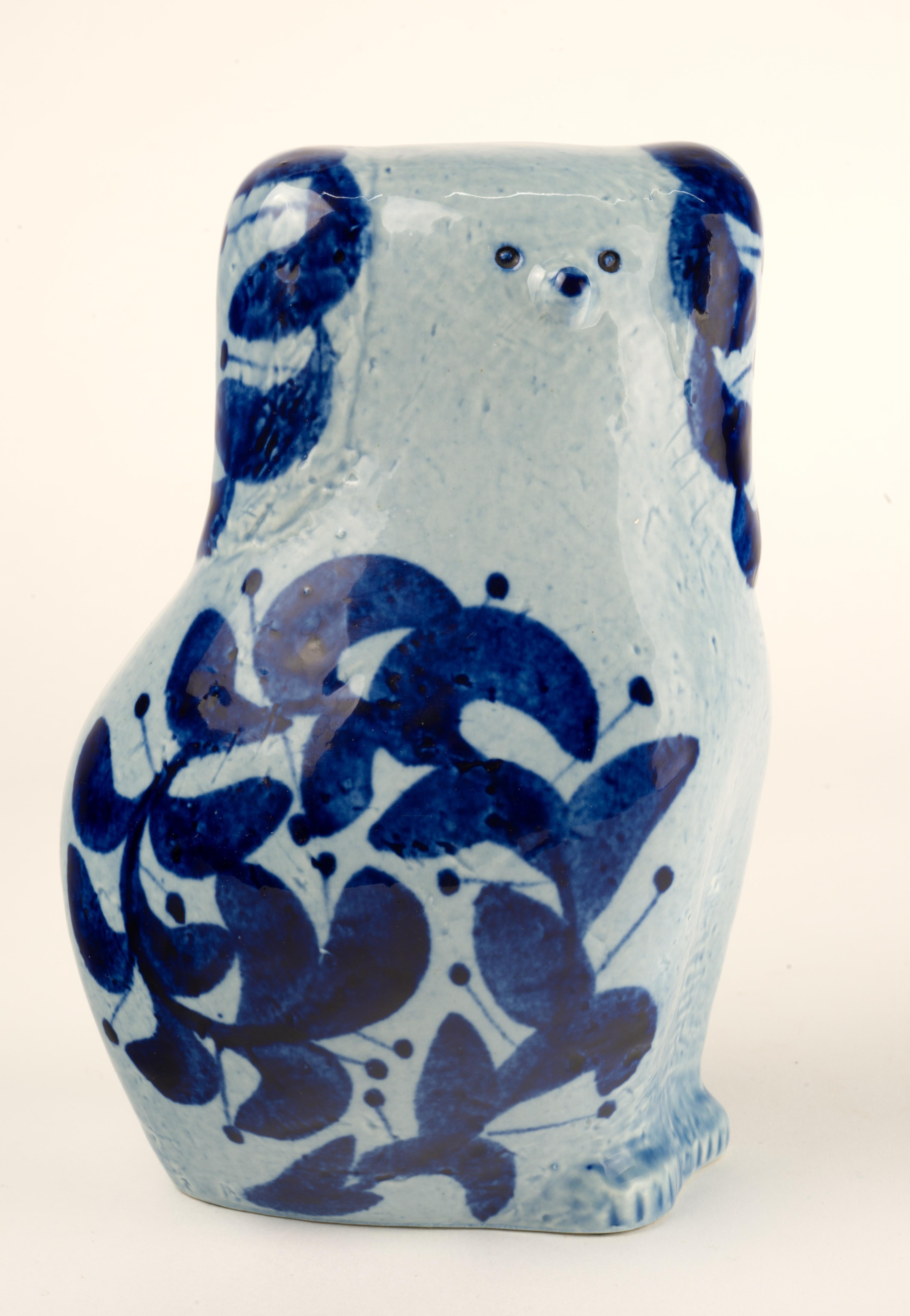  Le caniche est en grès blanc avec une glaçure bleu clair brillante et des décorations peintes à la main en bleu foncé. Il a été conçu par Lisa Larson (1931-2024) dans le cadre de la série 
