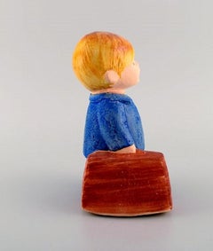 Lisa Larson pour Gustavsberg, rare figure en céramique émaillée, garçon avec sac