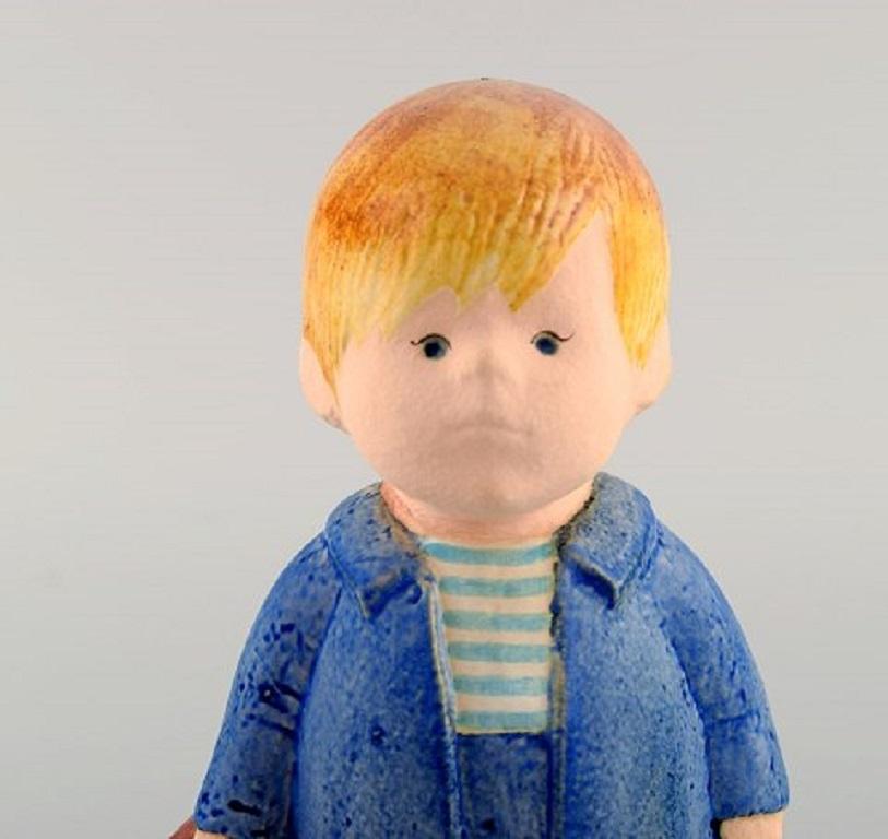 Scandinave moderne Lisa Larson pour Gustavsberg, figurine rare en céramique émaillée, garçon avec sac en vente
