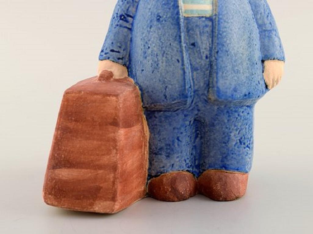 Suédois Lisa Larson pour Gustavsberg, figurine rare en céramique émaillée, garçon avec sac en vente