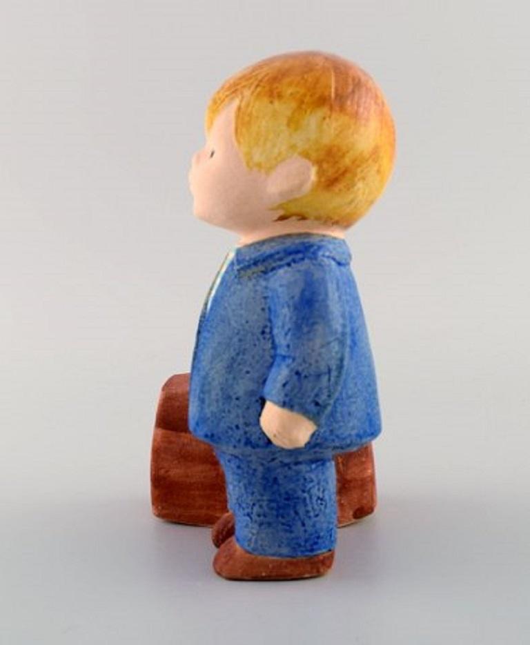 Lisa Larson pour Gustavsberg, figurine rare en céramique émaillée, garçon avec sac Bon état - En vente à Copenhagen, DK