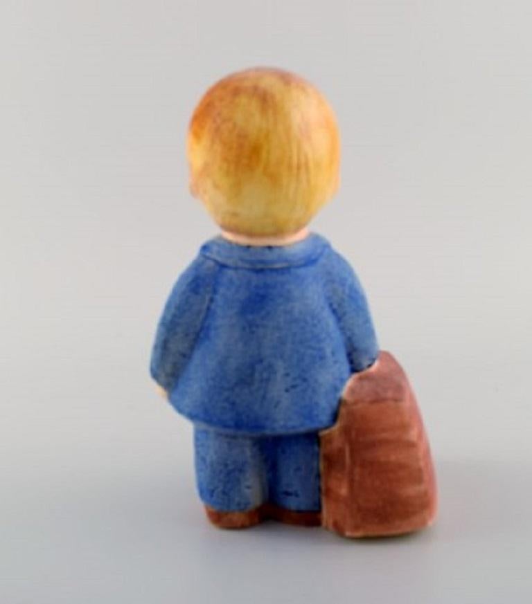 20ième siècle Lisa Larson pour Gustavsberg, figurine rare en céramique émaillée, garçon avec sac en vente
