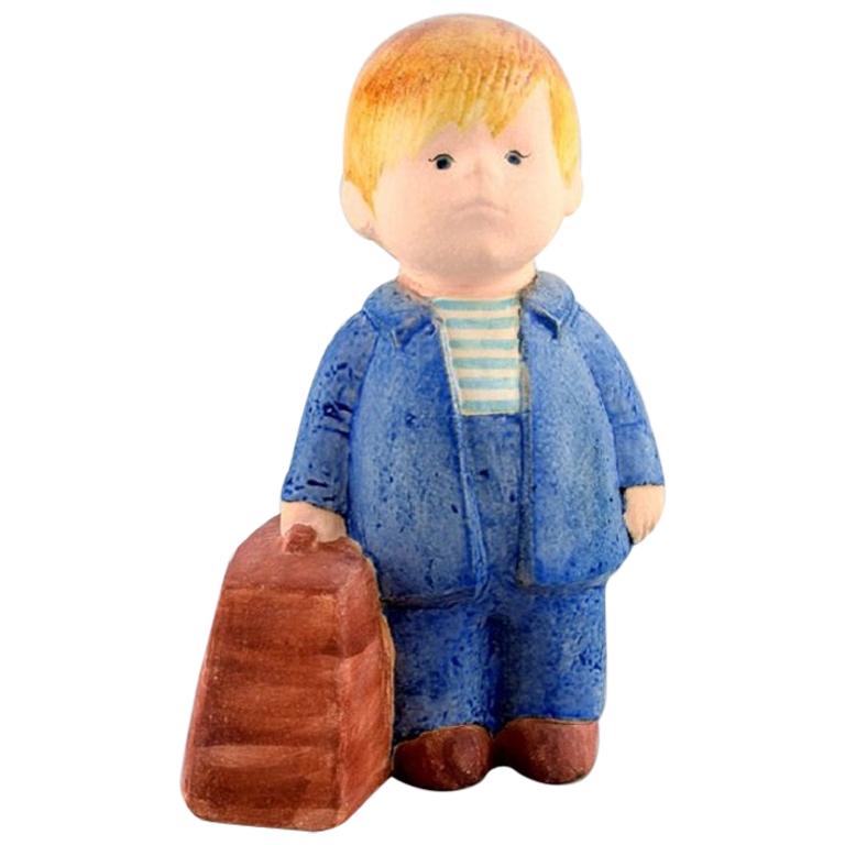 Lisa Larson pour Gustavsberg, figurine rare en céramique émaillée, garçon avec sac