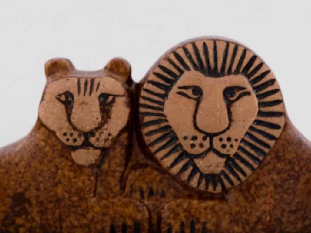 Lisa Larson für Gustavsberg. Seltenes Löwenpaar aus glasiertem Steingut. 1970's.
In sehr gutem Zustand.
Gestempelt.
Maße: 16 x 7,5 cm.