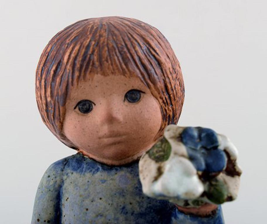 Lisa Larson pour Gustavsberg, Rare figurine en grès, fille avec fleurs en vente 1