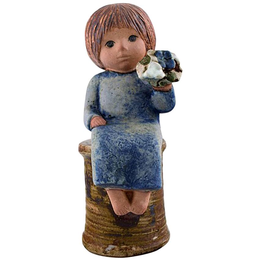 Lisa Larson pour Gustavsberg, Rare figurine en grès, fille avec fleurs en vente