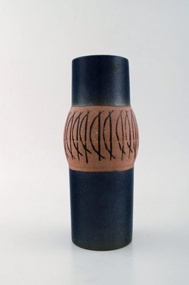 Lisa Larson für Gustavsberg. Sechs Keramikvasen im modernistischen Design. 1960 / 70's.
In sehr gutem Zustand.
Gestempelt.
Maße: 23 cm