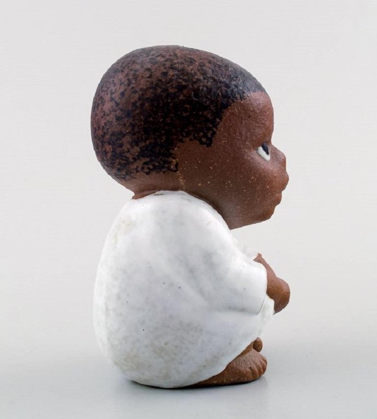 Scandinave moderne Lisa Larson pour Gustavsberg, figurine en grès de « All the World's Children ». en vente