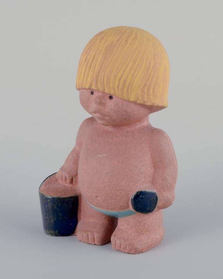 Scandinavo moderno Lisa Larson per Gustavsberg. Statuetta in gres. Un ragazzo con un secchio. in vendita