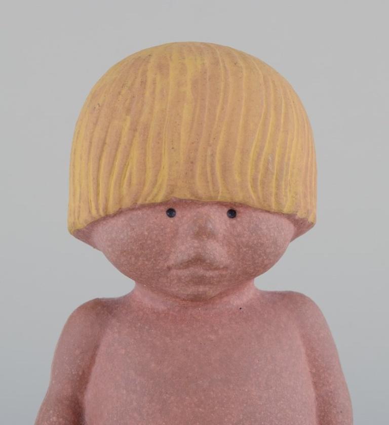Svedese Lisa Larson per Gustavsberg. Statuetta in gres. Un ragazzo con un secchio. in vendita