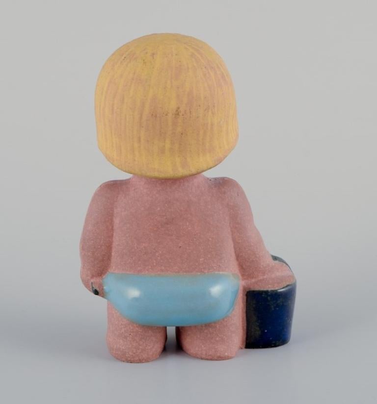 Smaltato Lisa Larson per Gustavsberg. Statuetta in gres. Un ragazzo con un secchio. in vendita