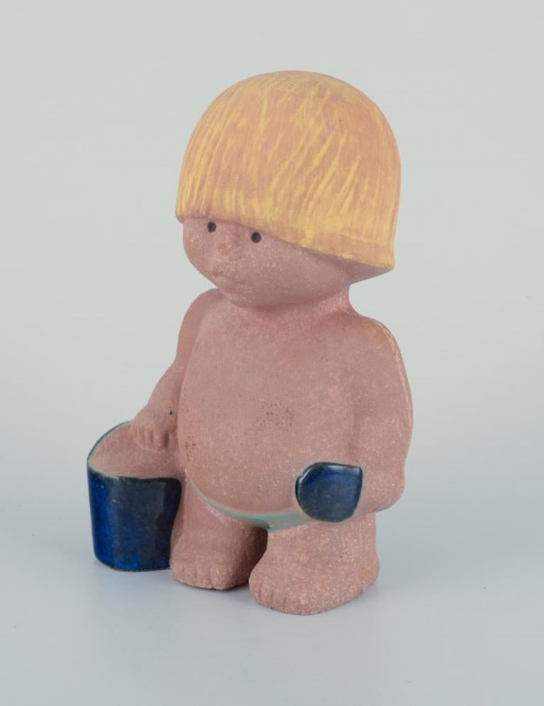 Lisa Larson für Gustavsberg. Figur aus Steingut. Serie „Children of the World“ (Skandinavische Moderne) im Angebot