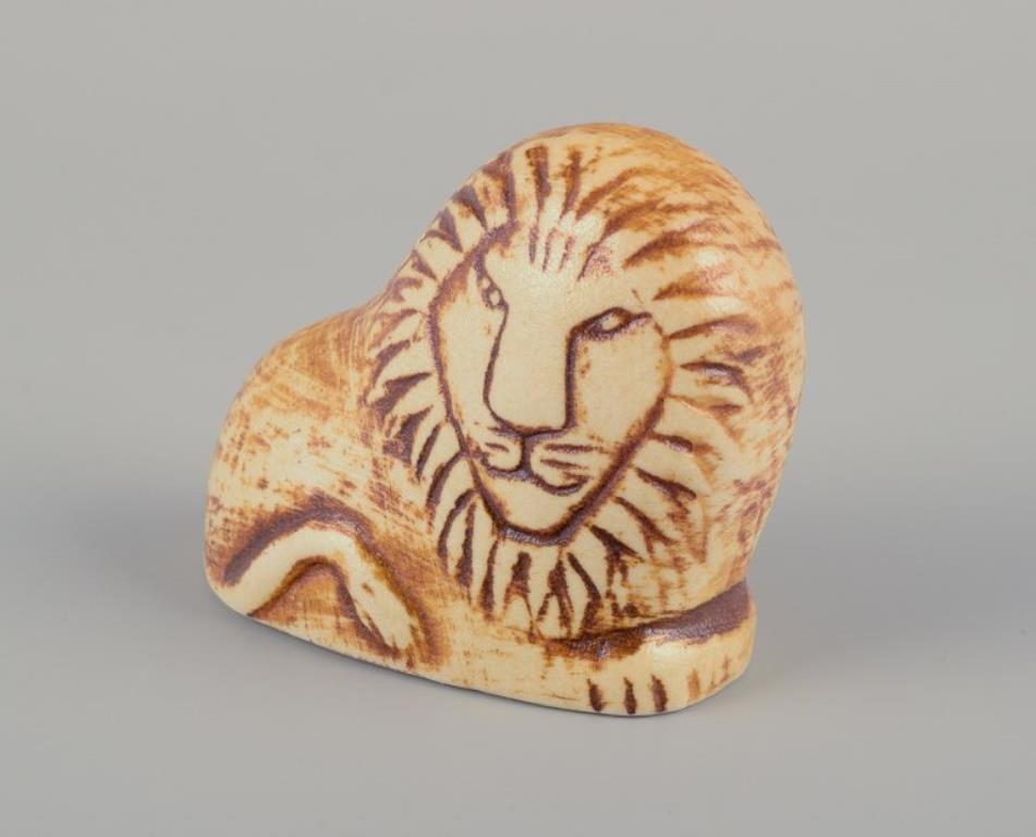 Lisa Larson pour Gustavsberg, Suède.
Lion en céramique émaillée.
Fin du 20e siècle.
En parfait état.
Signé.
Dimensions : L 4,0 cm x H 4,5 cm : L 4.0 cm x H 4.5 cm.