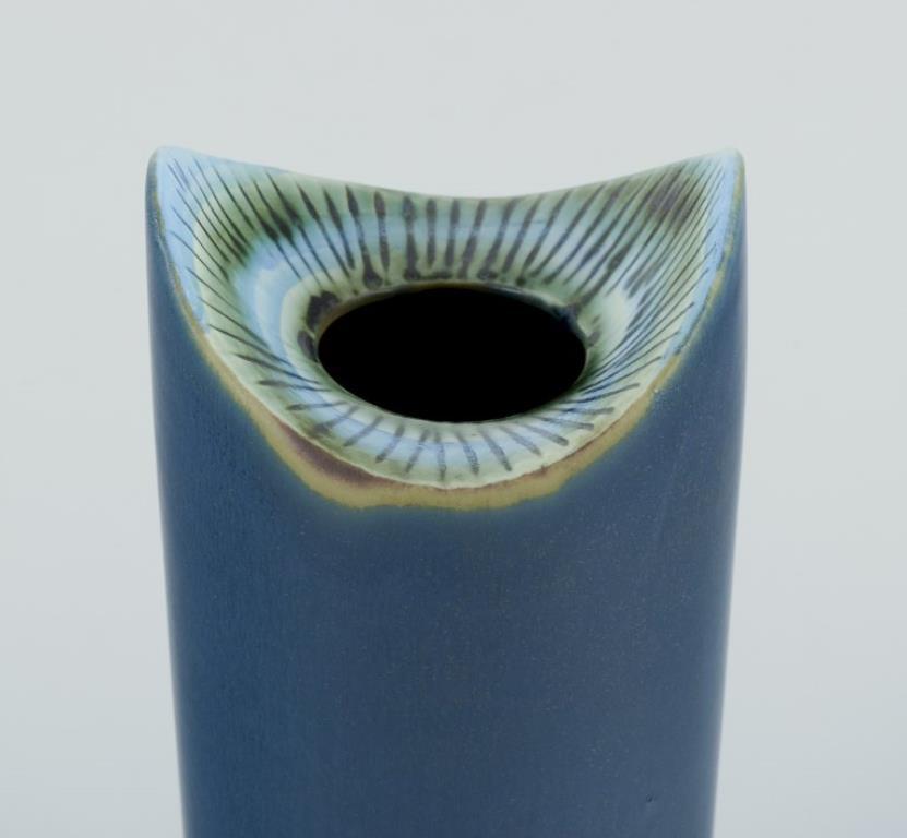 Lisa Larson pour Gustavsberg, Suède.
Vase moderniste en céramique à glaçure bleue. 
Forme cylindrique.
1960/70s.
Peint à la main.
Marqué.
Elle est en excellent état. Défauts de cuisson minimes au niveau de la production. Voir la photo
Dimensions : H