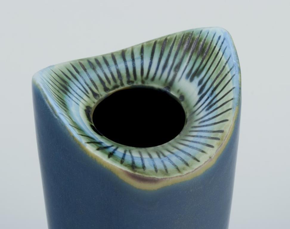 Scandinave moderne Lisa Larson pour Gustavsberg, Suède. Vase moderniste en céramique à glaçure bleue. en vente
