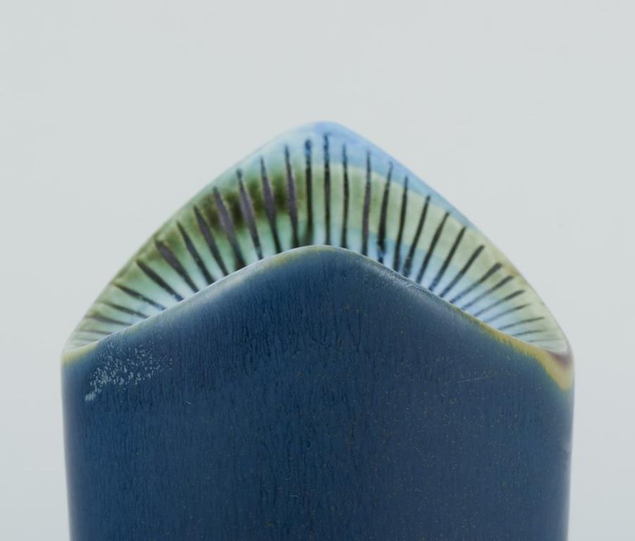 Suédois Lisa Larson pour Gustavsberg, Suède. Vase moderniste en céramique à glaçure bleue. en vente