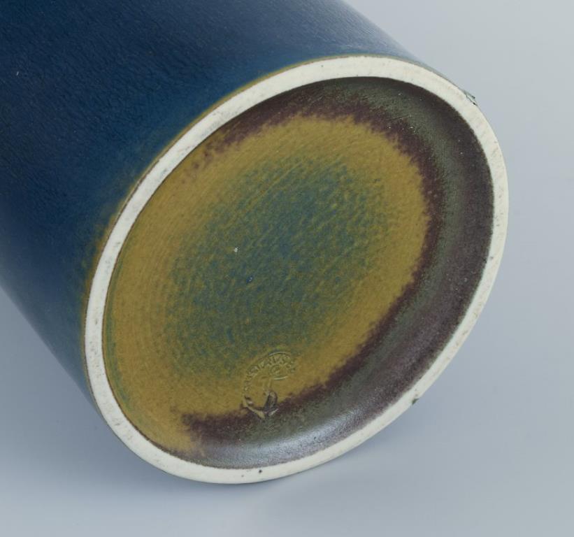 Vernissé Lisa Larson pour Gustavsberg, Suède. Vase moderniste en céramique à glaçure bleue. en vente