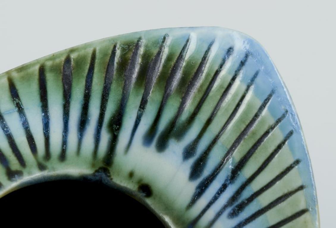 Lisa Larson pour Gustavsberg, Suède. Vase moderniste en céramique à glaçure bleue. Excellent état - En vente à Copenhagen, DK