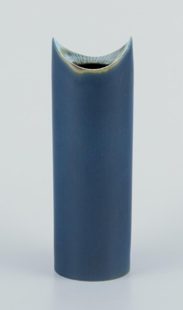 Lisa Larson pour Gustavsberg, Suède. Vase moderniste en céramique à glaçure bleue.