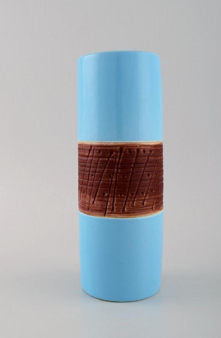 Lisa Larson für Gustavsberg. Vase Tarragona aus glasierter Keramik. 
Schöne hellblaue Glasur. 1960s.
Maße: 22.5 x 8,5 cm.
In ausgezeichnetem Zustand.
Gestempelt.