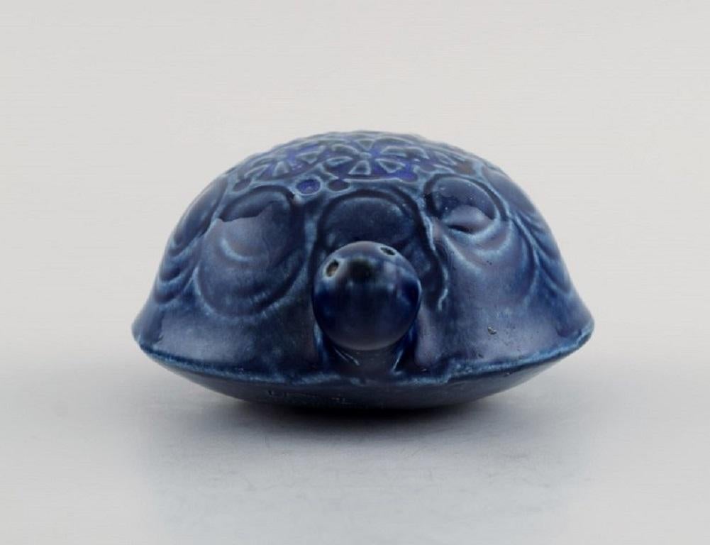Lisa Larson für Gustavsberg. Schildkröte aus glasiertem Steingut. 
Schöne Glasur in Blautönen. 1970s.
Maße: 10 x 4,5 cm.
In ausgezeichnetem Zustand.
Gestempelt.