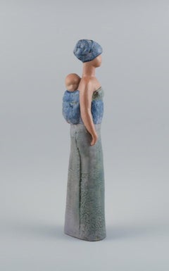 Lisa Larson per Gustavsberg. Scultura unica di grandi dimensioni raffigurante una donna con un bambino.