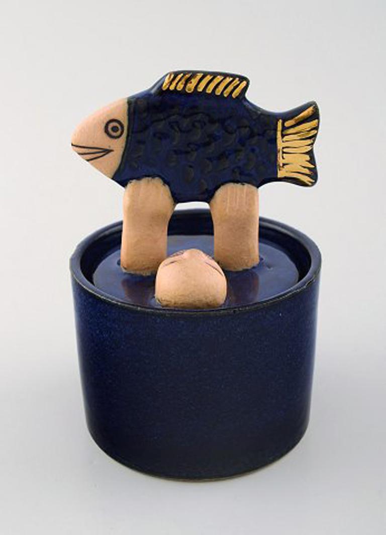 Lisa Larson for K-Studio / Gustavsberg. Lidded jar in deep blue glaze with man and fish.
Signed.
Measures: 14.5 x 10 cm.
In perfect condition