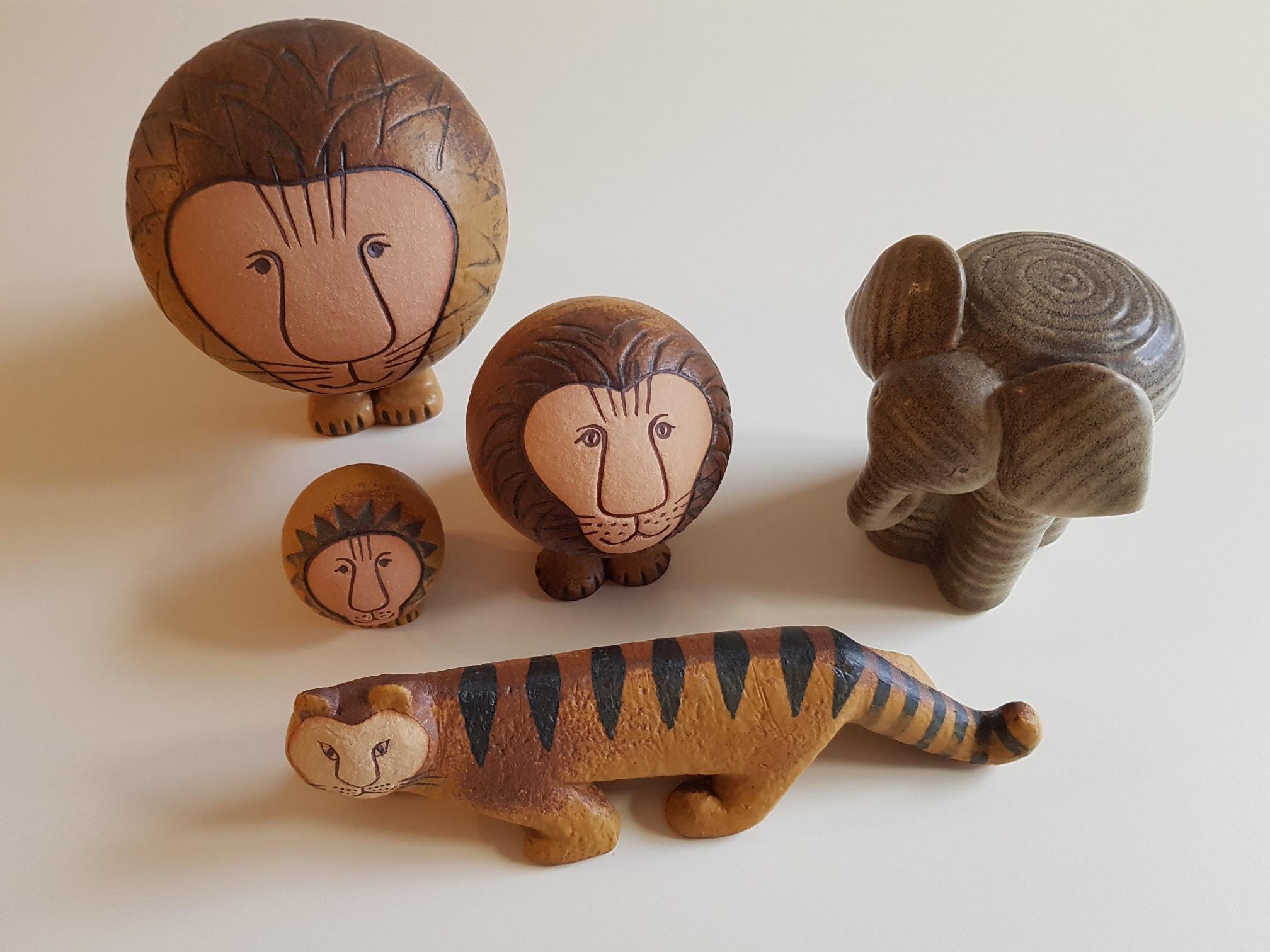 Group of animals. 3 Lions (5,9,14 cm tall), 1 tiger (20 cm long), 1 elephant (12 cm tall). Newer production from the early 2000nds. From the famous Swedish manufacturer Gustavsberg and designed by Lisa Larson who is famous for her imaginative and