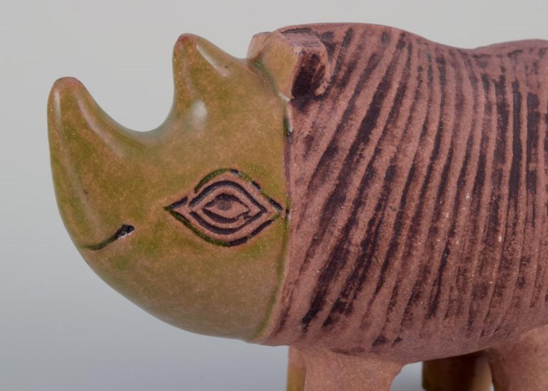 Scandinavo moderno Lisa Larson, Gustavsberg, Svezia. Statuetta in ceramica di un rinoceronte. 1970s. in vendita