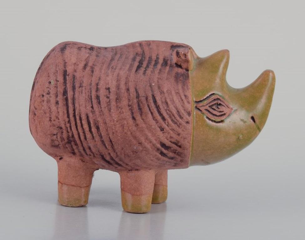 Svedese Lisa Larson, Gustavsberg, Svezia. Statuetta in ceramica di un rinoceronte. 1970s. in vendita