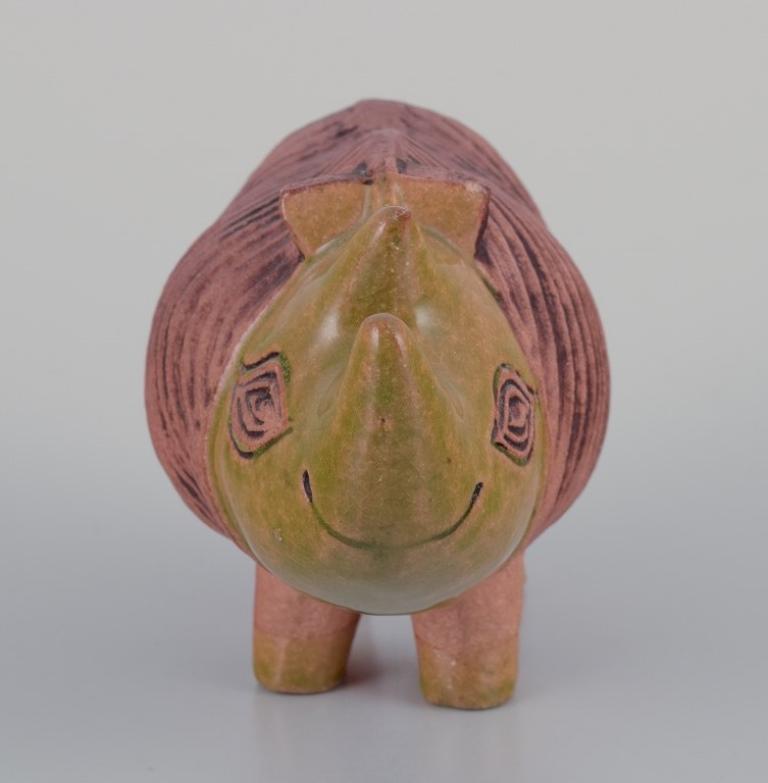 Smaltato Lisa Larson, Gustavsberg, Svezia. Statuetta in ceramica di un rinoceronte. 1970s. in vendita