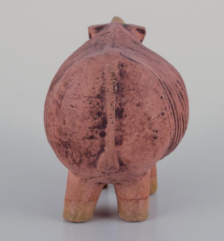 Lisa Larson, Gustavsberg, Svezia. Statuetta in ceramica di un rinoceronte. 1970s. In condizioni ottime in vendita a Copenhagen, DK