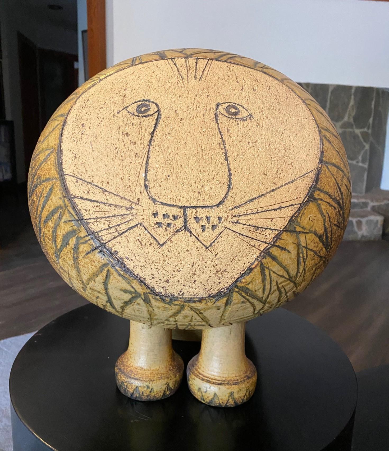 Una scultura/figurina di leone scandinavo Mid-Century Modern di Lisa Larson (1931-2024), maestra ceramista svedese, realizzata per Gustavsberg, Svezia (dove lavorò con Wilhelm Kåge e Stig Lindberg) e appartenente alla serie African.  Questa è la