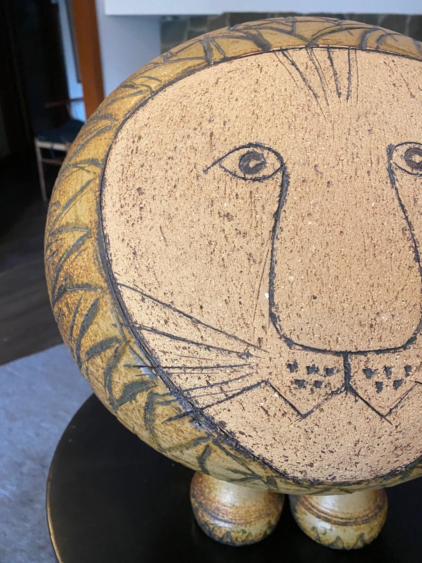 Mid-Century moderno Lisa Larson, scultura in ceramica svedese di metà secolo firmata Gustavsberg, Leone di grandi dimensioni in vendita