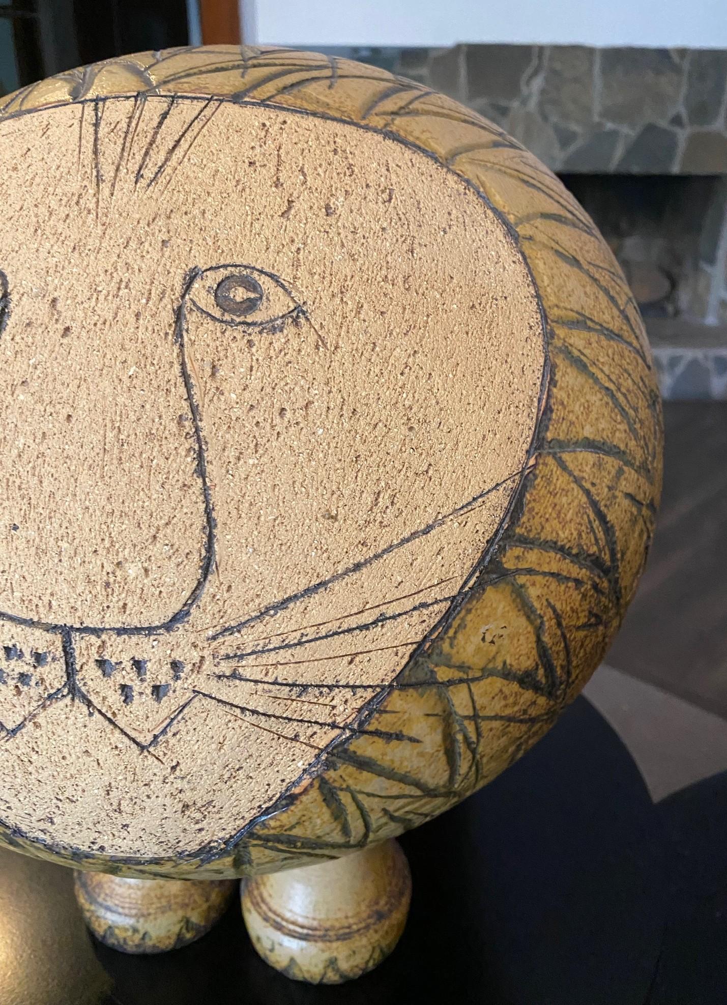 Svedese Lisa Larson, scultura in ceramica svedese di metà secolo firmata Gustavsberg, Leone di grandi dimensioni in vendita