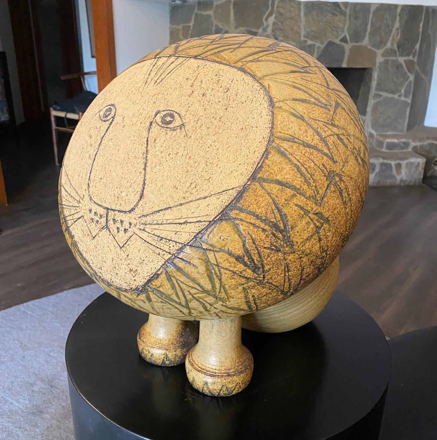 Lisa Larson, scultura in ceramica svedese di metà secolo firmata Gustavsberg, Leone di grandi dimensioni In condizioni buone in vendita a Studio City, CA