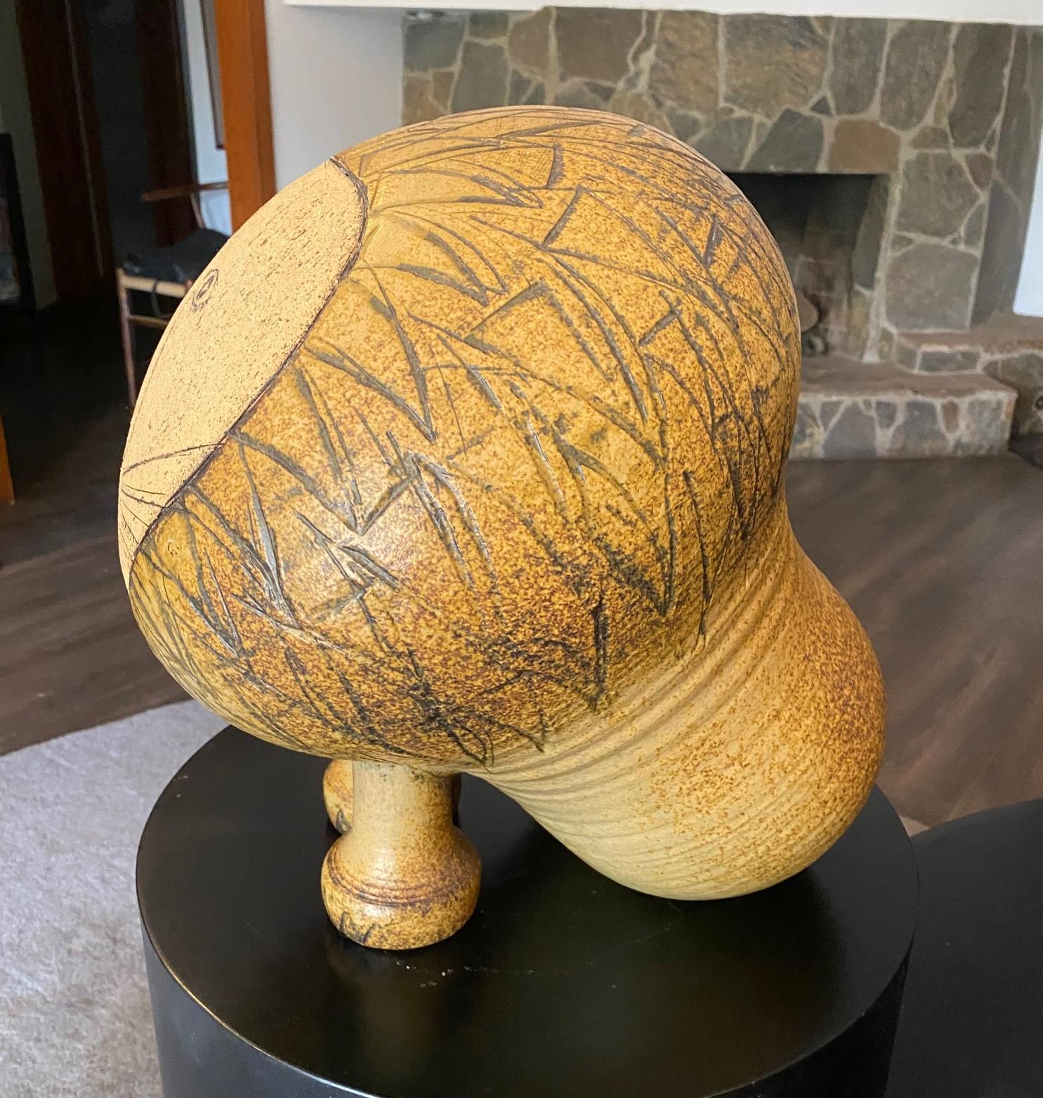 XX secolo Lisa Larson, scultura in ceramica svedese di metà secolo firmata Gustavsberg, Leone di grandi dimensioni in vendita